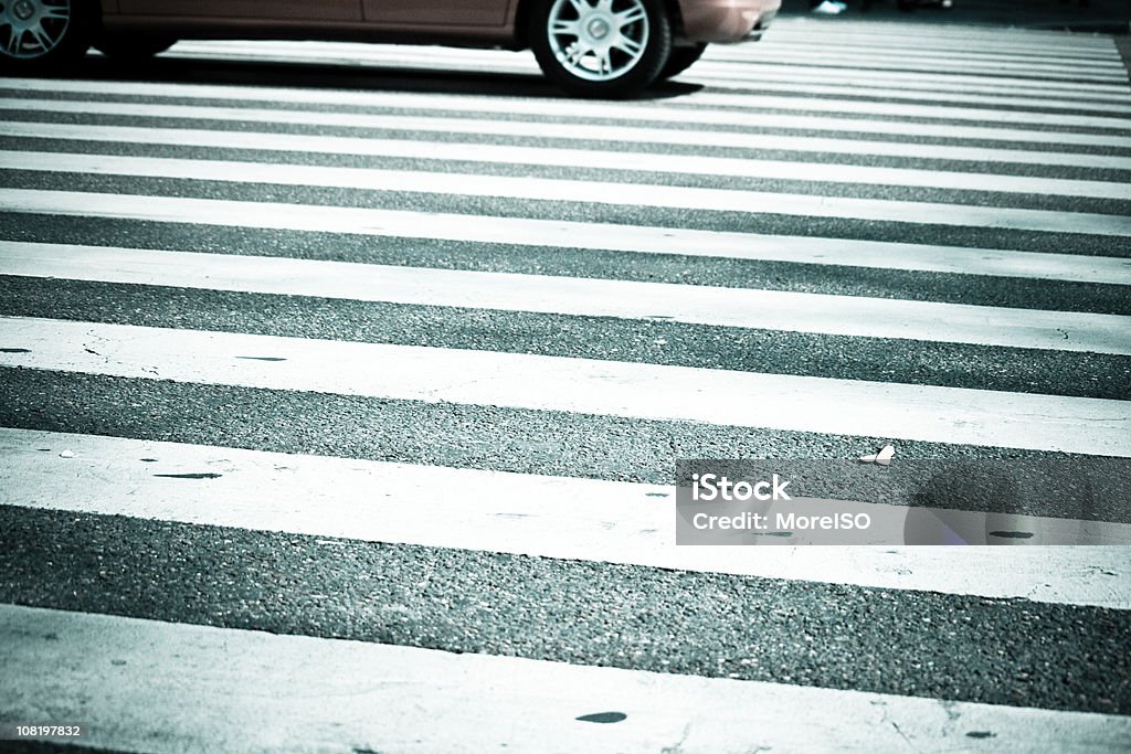 Zona pedonale contrassegni sulla strada - Foto stock royalty-free di Viale