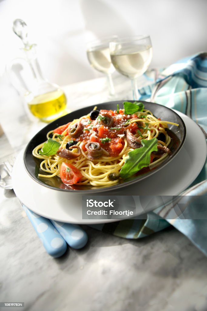 Italiano immagini: Spaghetti alla Puttanesca - Foto stock royalty-free di Spaghetti