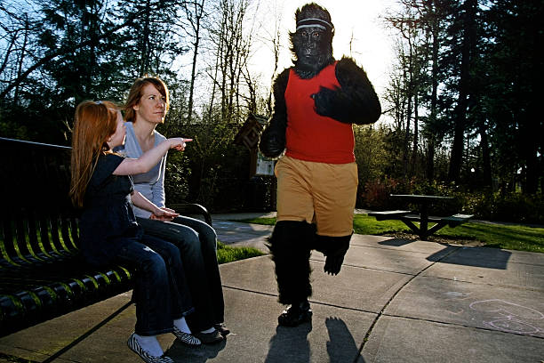 mutter tochter überrascht & jogging gorilla - monkey mask animal ape stock-fotos und bilder