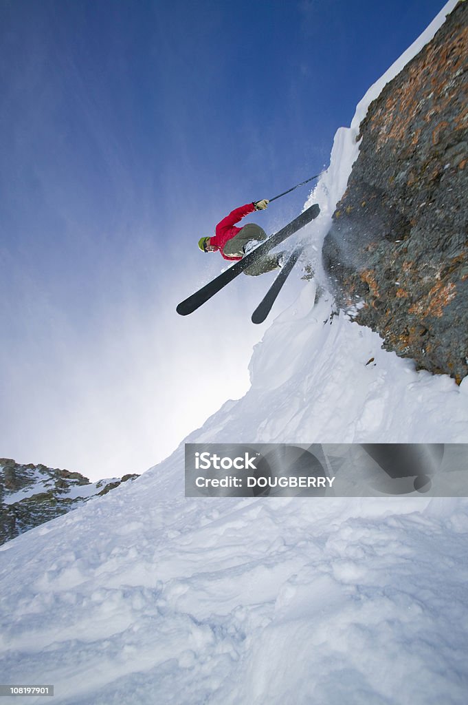 Esquiador s'a mais de um penhasco - Foto de stock de Adulto royalty-free