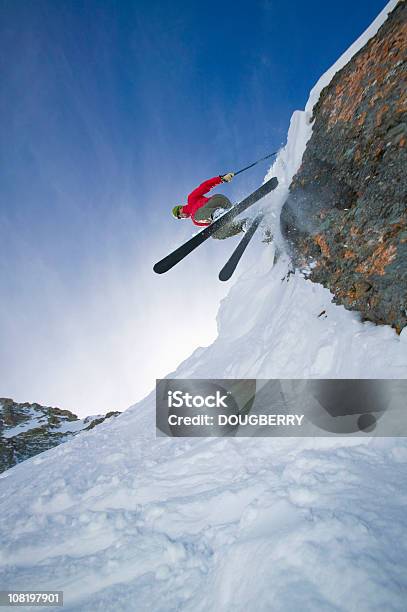 Esquiador A Ar Sobre Um Penhasco - Fotografias de stock e mais imagens de Adulto - Adulto, Alegria, Ao Ar Livre