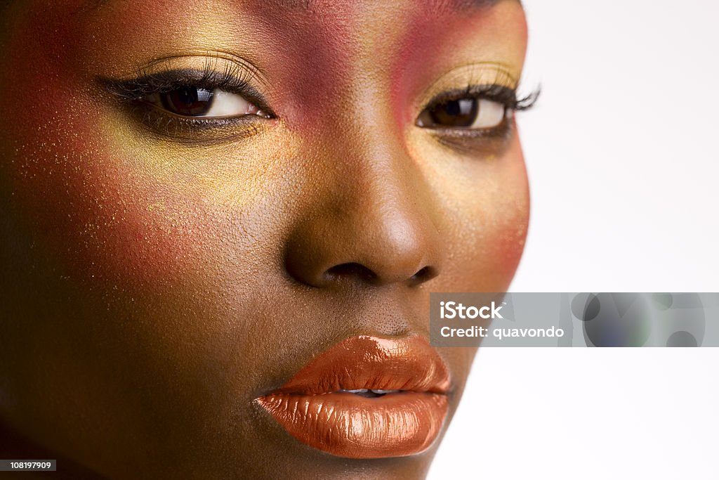 アフリカ系アメリカ人の美しい若い女性のポートレート（クローズアップ） - メイクアップのロイヤリティフリーストックフォト