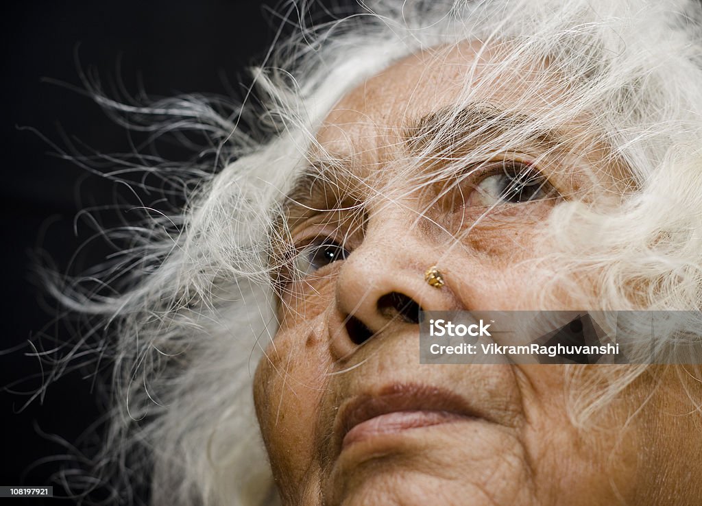 Cándido Retrato de un Senior mujer India - Foto de stock de Contemplación libre de derechos