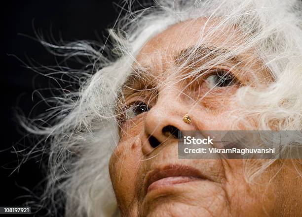 Cándido Retrato De Un Senior Mujer India Foto de stock y más banco de imágenes de Contemplación - Contemplación, 80-89 años, Adulto