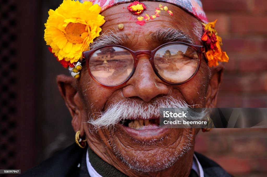 笑顔ネパールの伝統的な衣装を着ている年配の男性 - 80代のロイヤリティフリーストックフォト