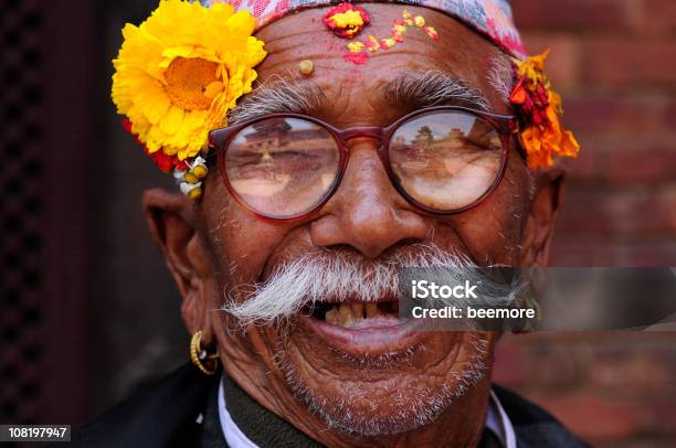 Улыбающаяся Непальского Старший Человек В Традиционной Костюм — стоковые фотографии и другие картинки 80-89 лет