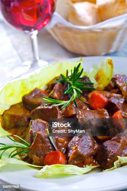 Foto de Carne Em Molho De Vinho Tinto e mais fotos de stock de Alecrim - Alecrim, Carne, Carne de Vaca