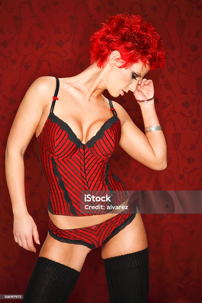 Ragazza a pelo rossa - Foto stock royalty-free di Adulto