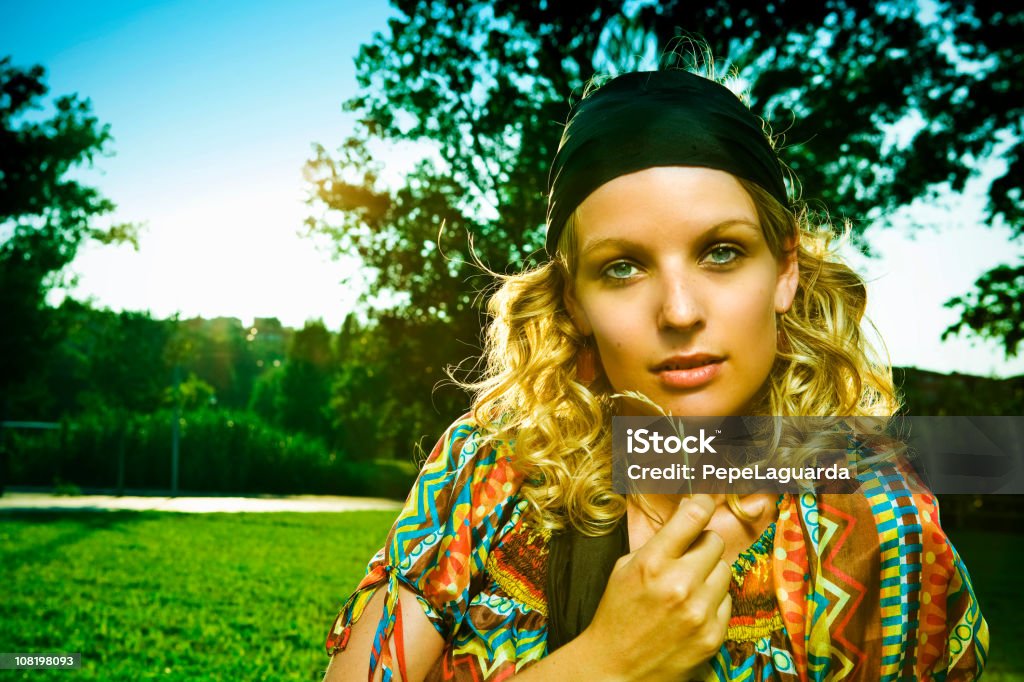 Hippy vestida Jovem mulher relaxante no parque - Royalty-free 20-24 Anos Foto de stock