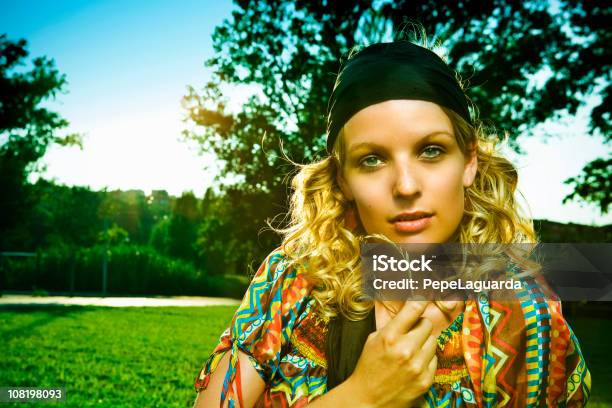 Hippy Vestida Jovem Mulher Relaxante No Parque - Fotografias de stock e mais imagens de 20-24 Anos - 20-24 Anos, Adulto, Ao Ar Livre