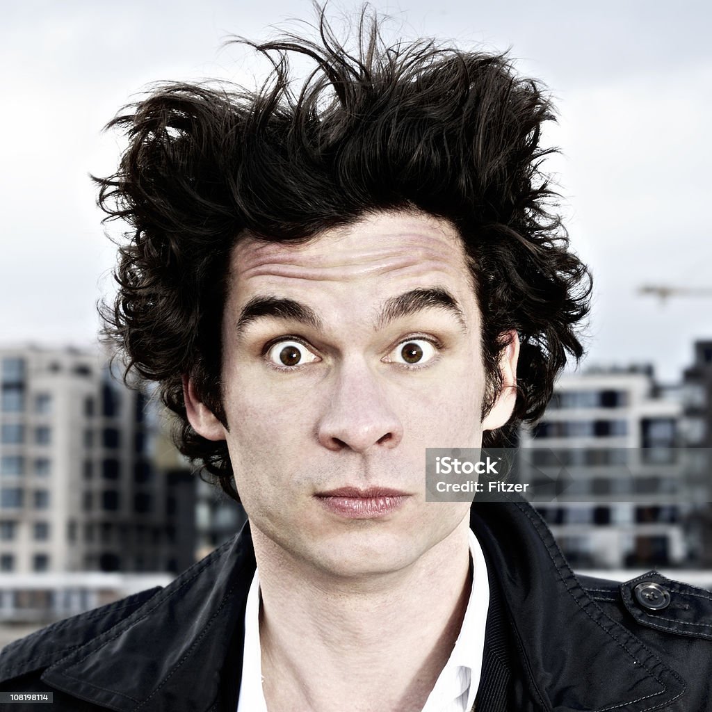 Retrato de homem com cabelo comprido aparentes em toda a parte - Foto de stock de Standing On End royalty-free