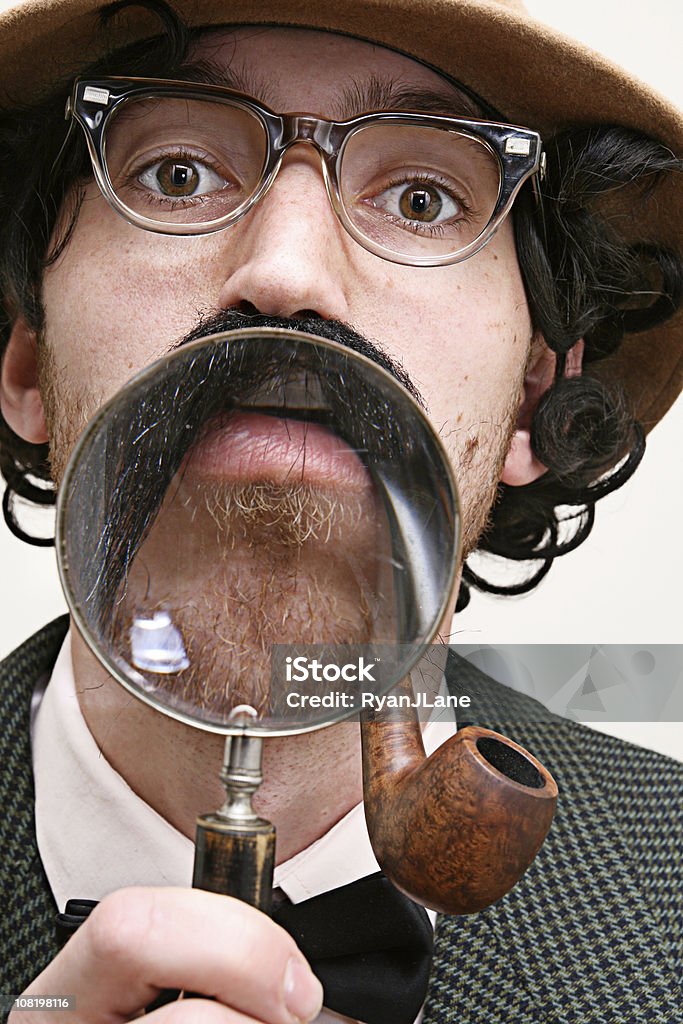 Inspector de Detective con bigote, tuberías, & lupa - Foto de stock de Detective libre de derechos