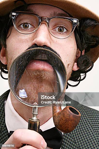 Inspector De Detective Con Bigote Tuberías Lupa Foto de stock y más banco de imágenes de Detective