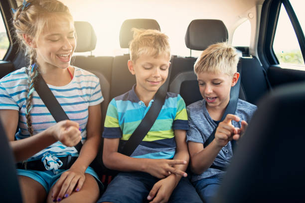 kids playing games in car during road trip - back seat imagens e fotografias de stock