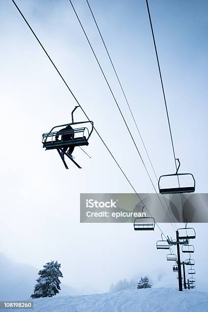 の見上げるスキーマウンテンスキーリフトでの乗馬 - スキーのストックフォトや画像を多数ご用意 - スキー, スキーリフト, ベーカー山