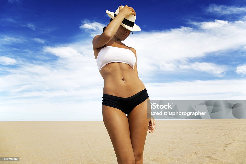 Ritratto di giovane donna indossando Bikini sulla spiaggia - Foto stock royalty-free di Calore - Concetto