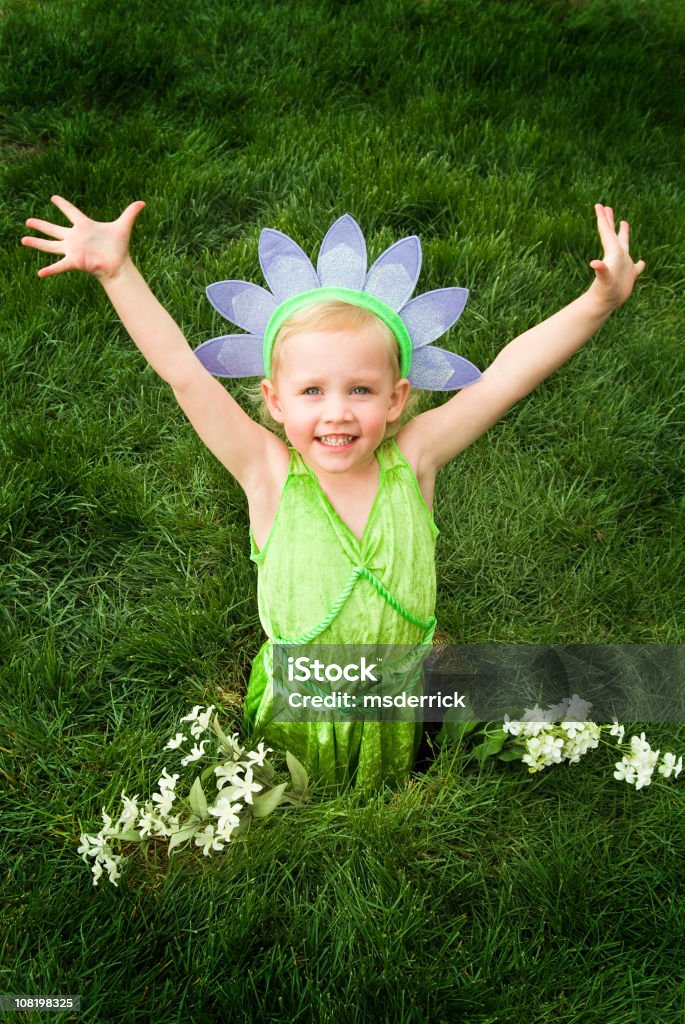 Fille déguisé en fleur au rez-de-chaussée - Photo de Doigts écartés libre de droits