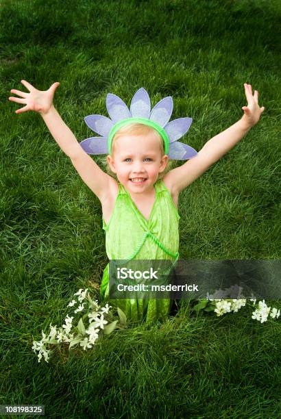 Photo libre de droit de Fille Déguisé En Fleur Au Rezdechaussée banque d'images et plus d'images libres de droit de Doigts écartés - Doigts écartés, Enfant, 2-3 ans