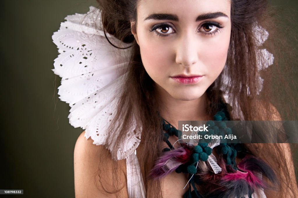 Giovane donna con grandi colletto bianco e Collana - Foto stock royalty-free di Barocco