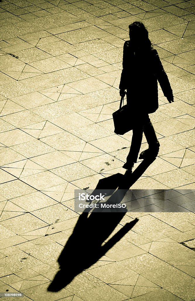 Силуэт женщина ходьбы от - Стоковые фото Руководство - Понятия роялти-фри