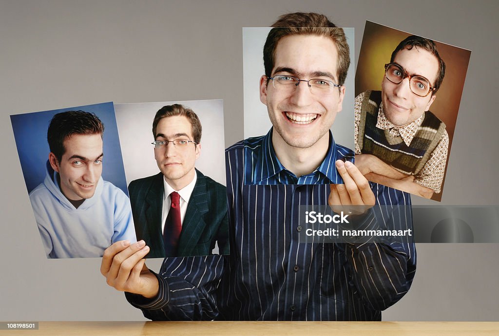 Homem segurando diferentes fotografias de si - Foto de stock de Pessoa autêntica royalty-free