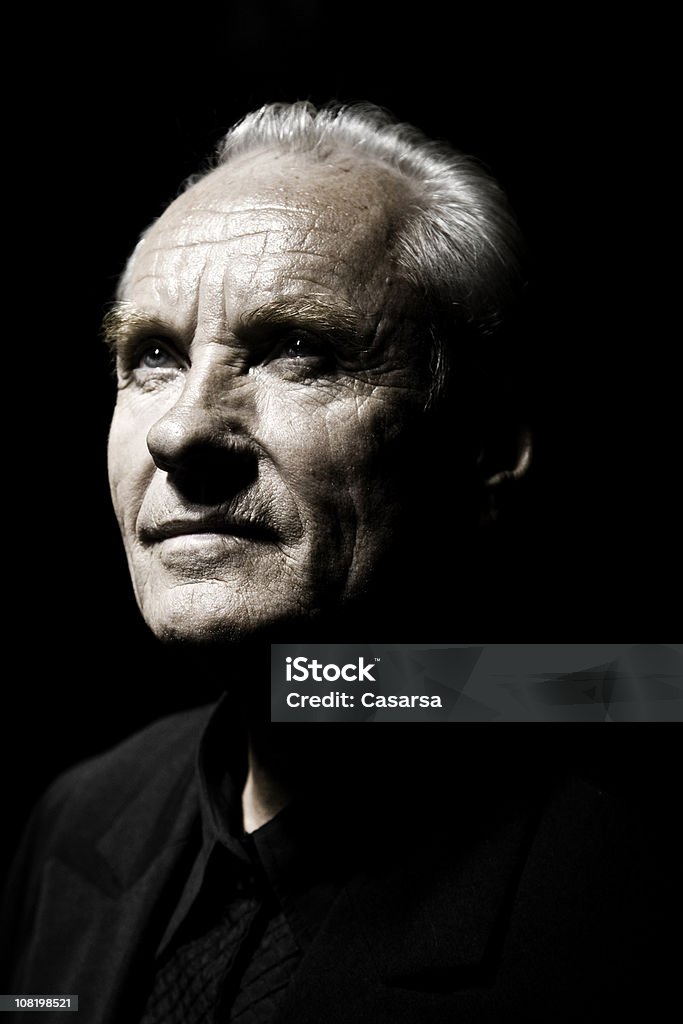 Retrato de hombre Senior, bajo llave sobre fondo negro - Foto de stock de Retrato libre de derechos