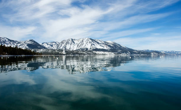 Lago Tahoe e Montanhas - fotografia de stock