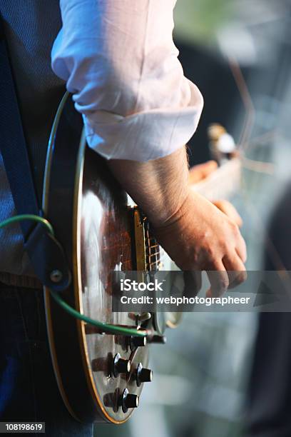 Foto de Tocando Guitarra e mais fotos de stock de Instrumento musical - Instrumento musical, Musical, Primeiro plano