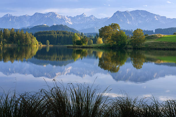 góra jesień jezioro w - allgau germany bavaria european alps zdjęcia i obrazy z banku zdjęć