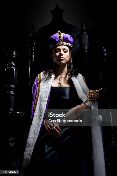ブラックの王座美しいクイーン保持笏 - 玉座のストックフォトや画像を多数ご用意 - 玉座, 女王, 王冠