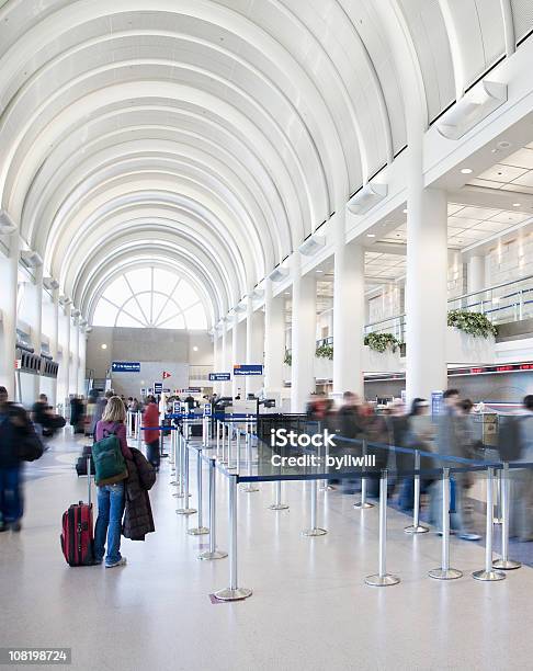Menschen Mehr Mit Warten Am Flughafenterminal Stockfoto und mehr Bilder von Flughafen - Flughafen, Beleuchtet, Lebensweg