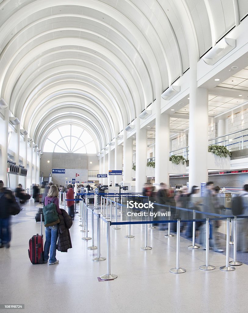 As pessoas na fila no Terminal do aeroporto - Foto de stock de Aeroporto royalty-free