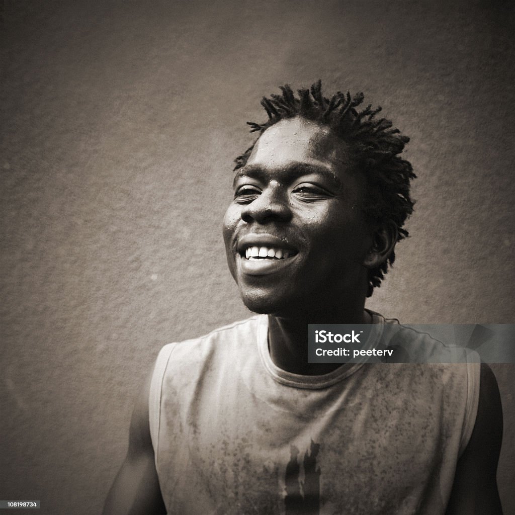 Souriant homme africain, noir et blanc - Photo de Adulte libre de droits