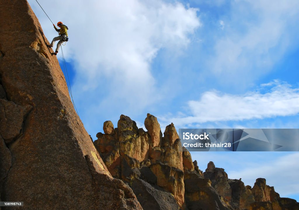 Wspinacz Abseiling - Zbiór zdjęć royalty-free (Park Stanowy Smith Rock)