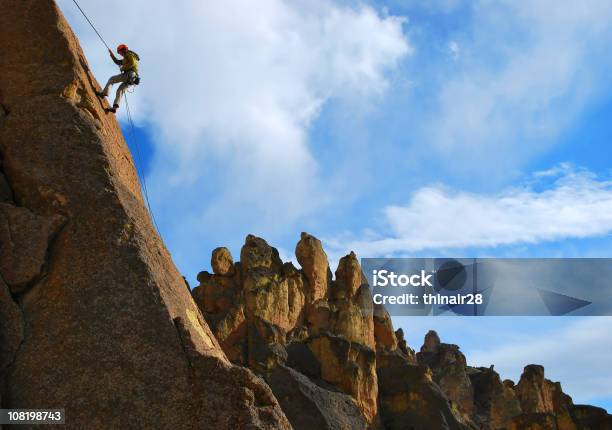 Wspinacz Abseiling - zdjęcia stockowe i więcej obrazów Park Stanowy Smith Rock - Park Stanowy Smith Rock, Smith Rock, Stan Oregon