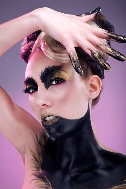 뷰티 다른 낚시터입니다 - fingernail stage makeup make up alien 뉴스 사진 이미지