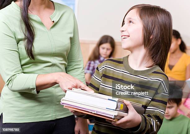 Studente E Insegnante Nella Libreria - Fotografie stock e altre immagini di Biblioteca - Biblioteca, Bambino, Indicare