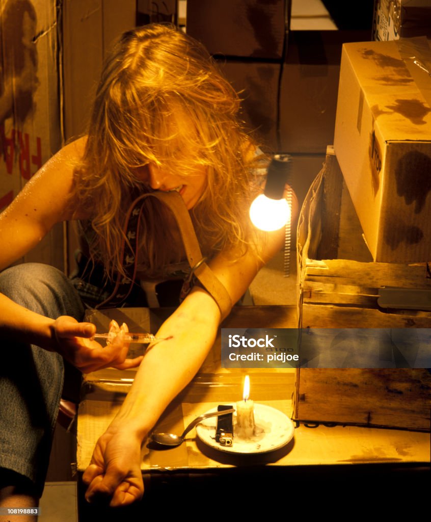 Femme tir l'héroïne de chambre sale - Photo de Boîte en carton libre de droits