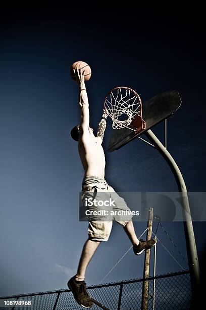 Junger Mann Dunks Basketballstreetcourt Im Netz Auf Stockfoto und mehr Bilder von Aufnahme von unten