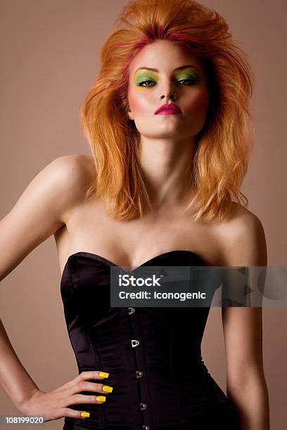 Kobieta Moda Model - zdjęcia stockowe i więcej obrazów Barwne tło - Barwne tło, Beżowy, Błękitne oczy