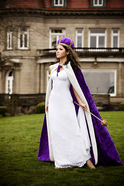 hermosa mujer joven hispana fuera del castillo con cama queen - princess queen nobility glamour fotografías e imágenes de stock