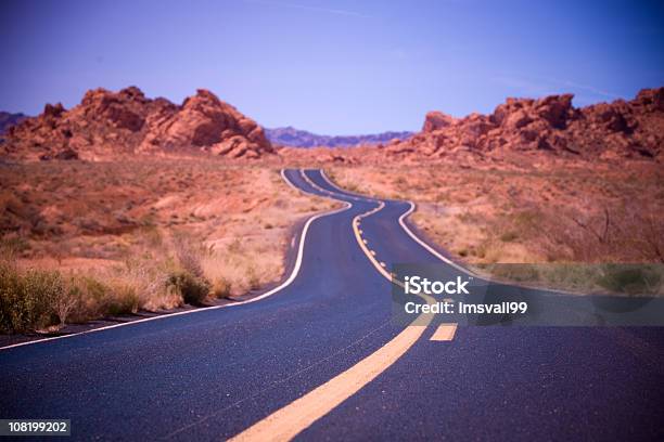 Strada Attraverso Un Paesaggio Del Deserto - Fotografie stock e altre immagini di Ambientazione esterna - Ambientazione esterna, Asfalto, Autostrada