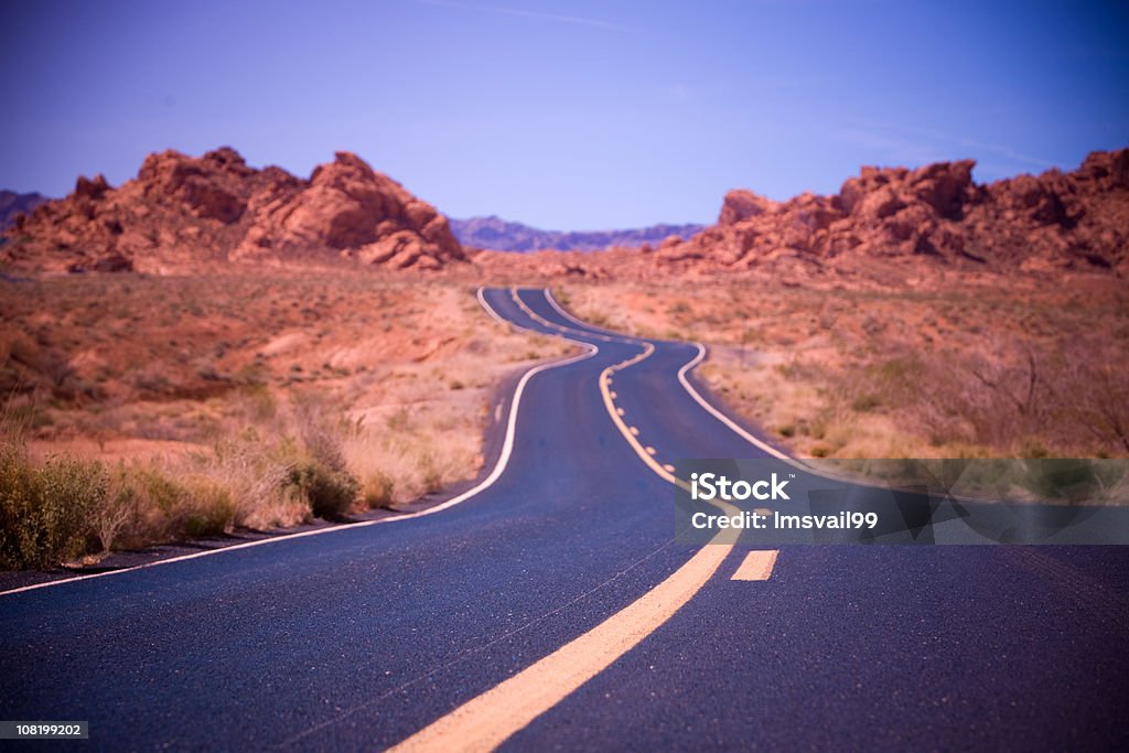 Estrada através da paisagem do deserto - Royalty-free Alfalto Foto de stock