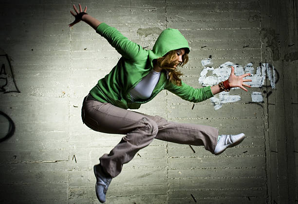 cool danze ragazza - dancing dancer hip hop jumping foto e immagini stock