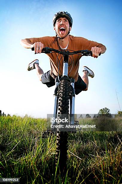 Mann Auf Fahrrad Liegt Am Gesäß Mit Füßen In Der Luft Stockfoto und mehr Bilder von Spaß
