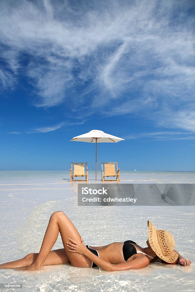 Mujer tomando el sol en una hermosa playa tropical - Foto de stock de Adulto libre de derechos