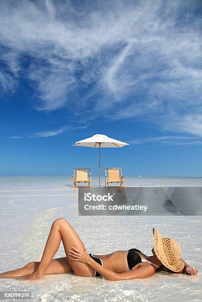Mujer Tomando El Sol En Una Hermosa Playa Tropical Foto de stock y más banco de imágenes de Adulto - Adulto, Agua, Aire libre