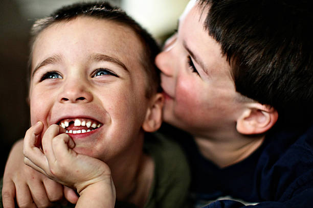 irmãos - embracing smiling gap children only - fotografias e filmes do acervo