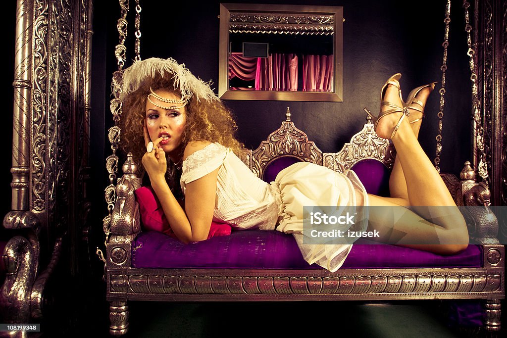 Attraktive Frau posieren auf sofa - Lizenzfrei 20-24 Jahre Stock-Foto