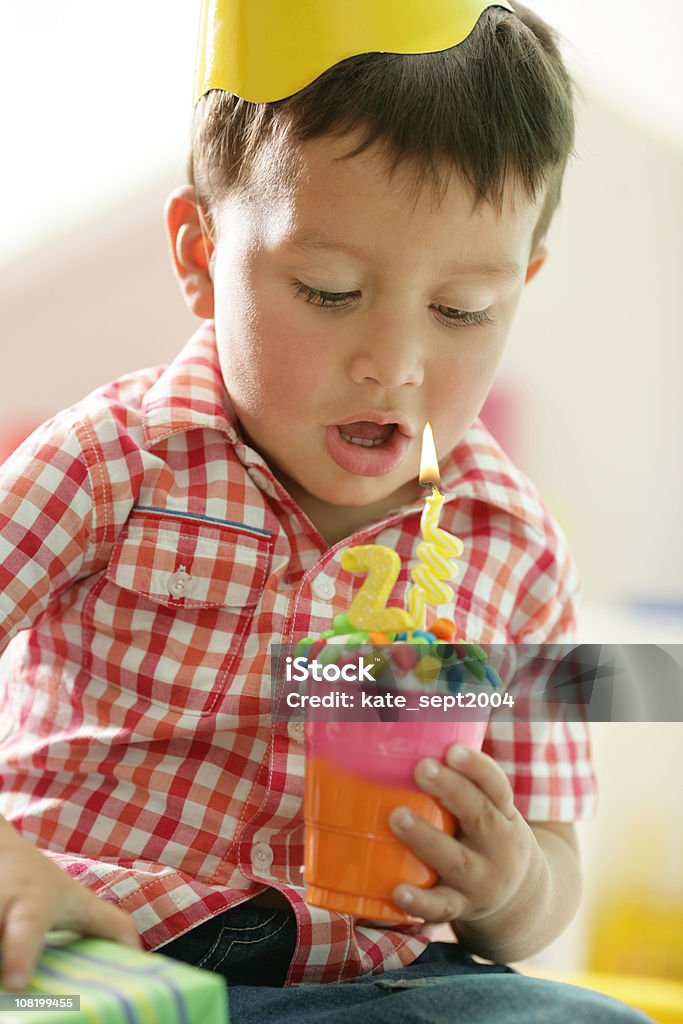 little boy espera pastel de cumpleaños - Foto de stock de 2-3 años libre de derechos